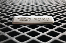 Металлический шильдик Ford