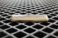 Металлический шильдик Infiniti