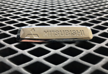 Металлический шильдик Mitsubishi