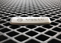 Металлический шильдик Nissan