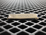 Металлический шильдик Peugeot