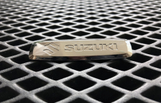 Металлический шильдик Suzuki
